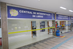 Central de Libras amplia acesso de pessoas surdas no DF