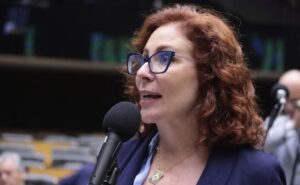 Justiça manda prender jornalista perseguido por Carla Zambelli