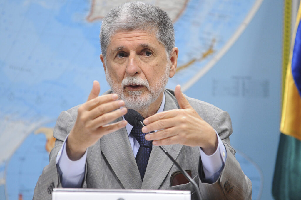 Celso Amorim alerta para riscos da IA controlada por big techs