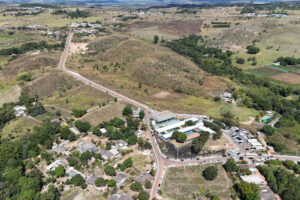 GDF asfalta acesso a escola no Incra 9 e amplia obras no campo