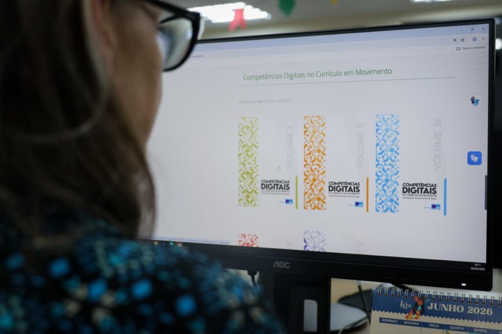 SEEDF lança caderno de competências digitais na rede pública do DF