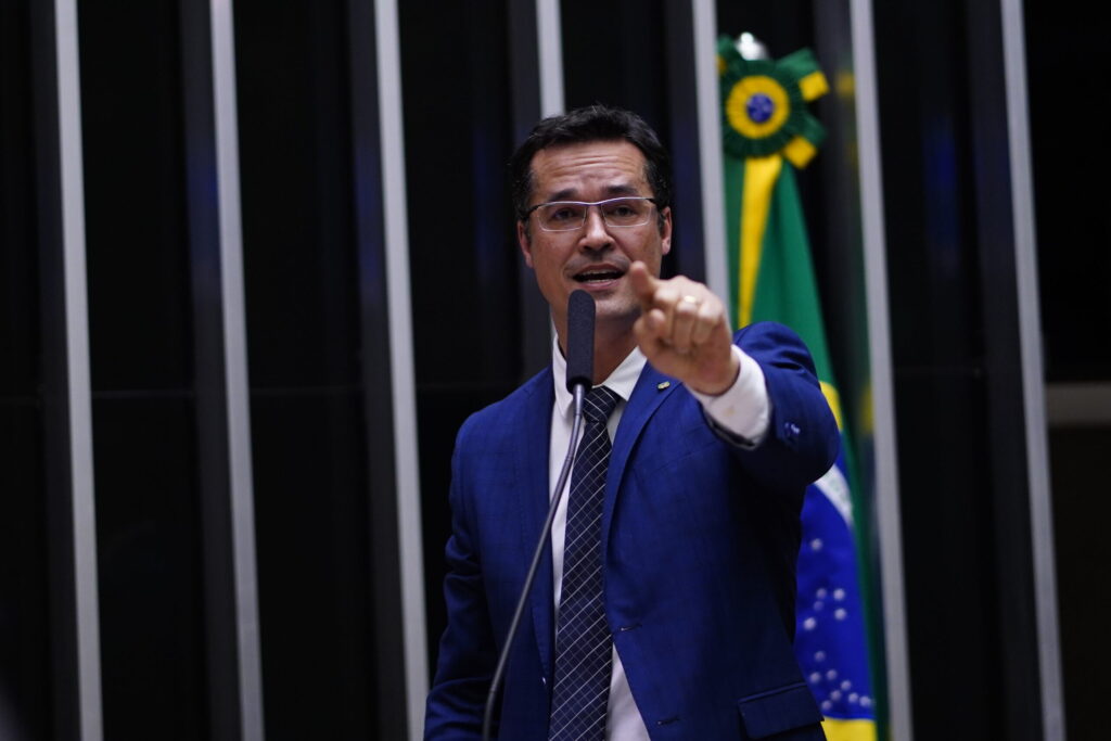 Deltan Dallagnol diz que pode lançar esposa ao Senado pelo PR se tiver candidatura indeferida