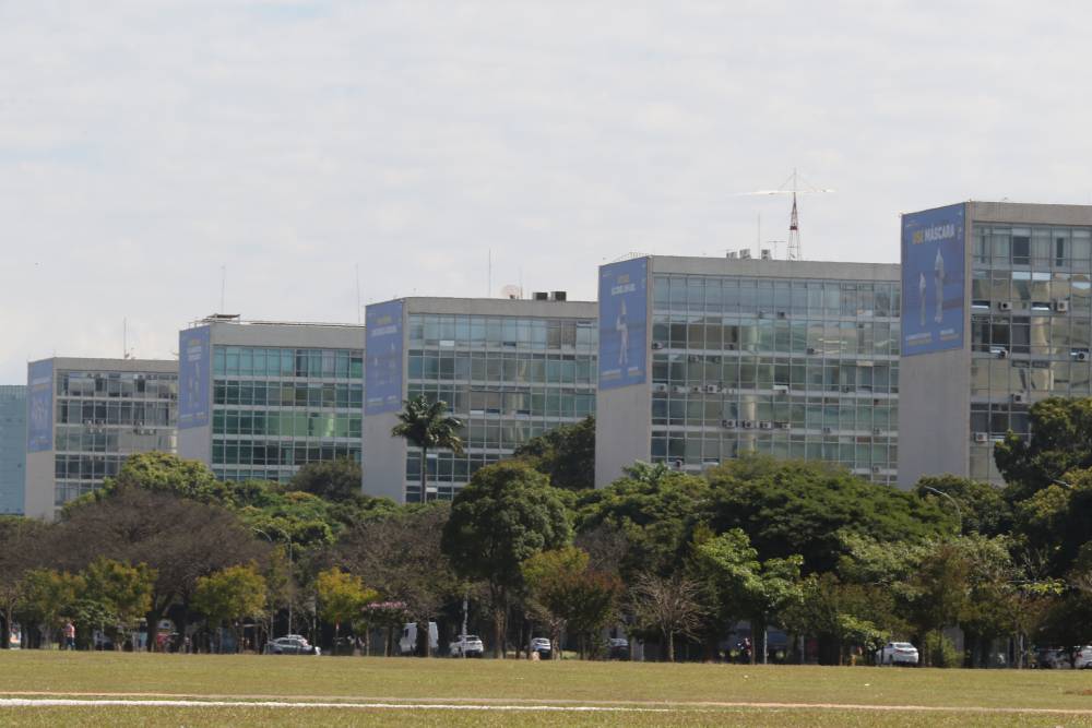 Governo autoriza mudança no expediente durante jogos do Brasil