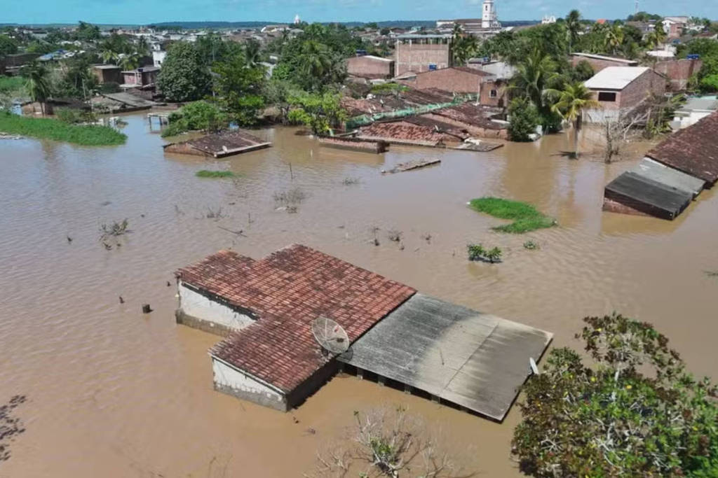 Enchentes deixam mais de 3.000 pessoas fora de casa em Pernambuco