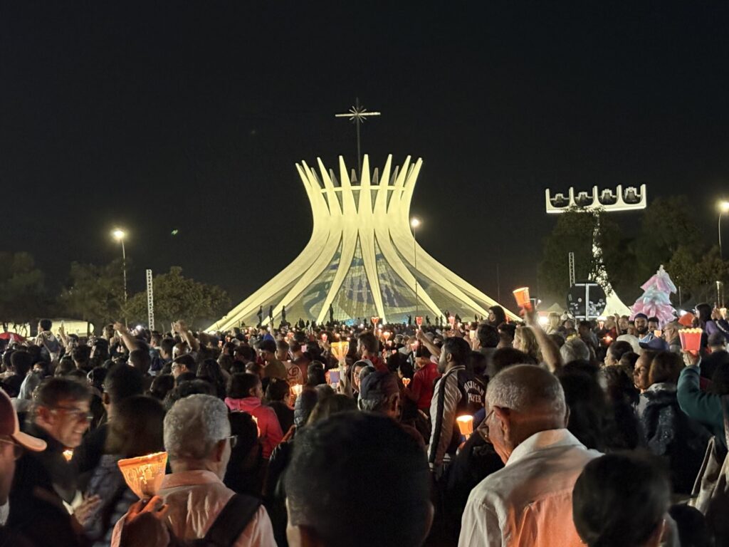 Procissão na Esplanada reúne milhares de fieis para o Dia de Corpus Christi