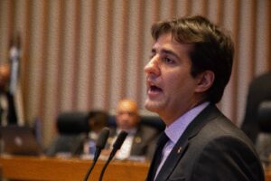 Deputado aciona PCDF para investigar empresa que firmou contrato de R$ 5 milhões com o GDF