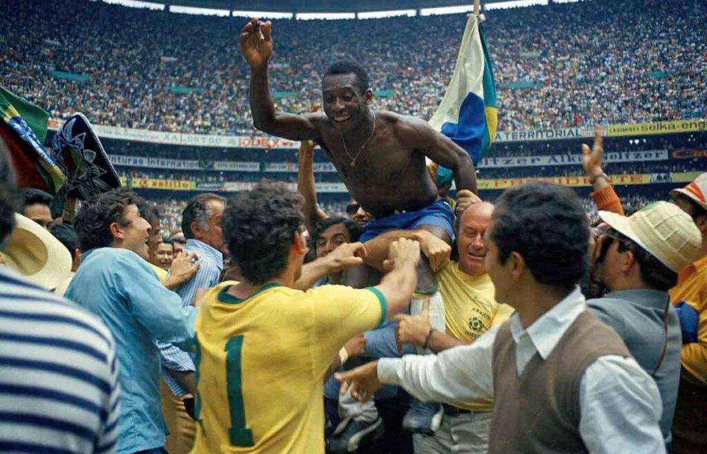 Pelé e Maradona já foram campeões no estádio da estreia