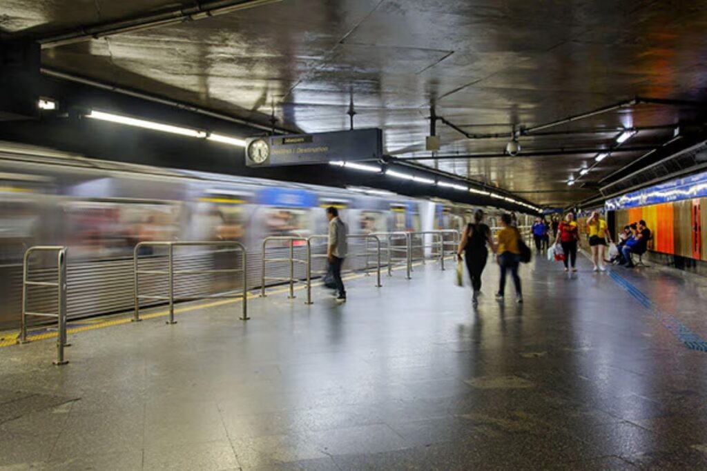 Mulher cai em vão entre trem e plataforma em estação da zona sul de SP