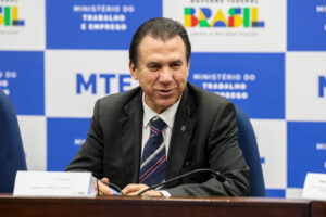 Marinho diz esperar que não exista ninguém no Brasil fazendo hora extra sem receber