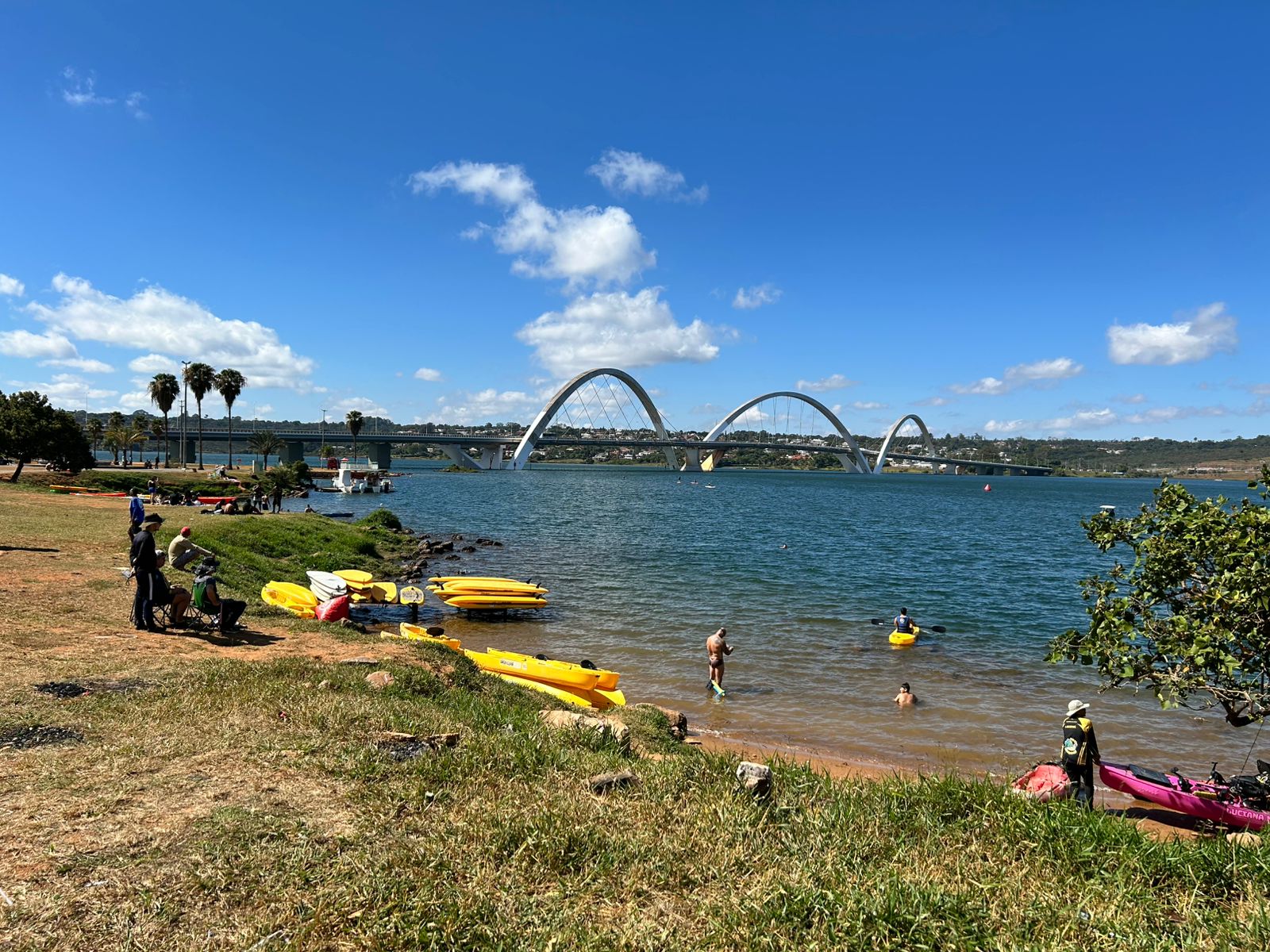 Feriado atrai brasilienses para atividades ao ar livre na orla da Ponte JK