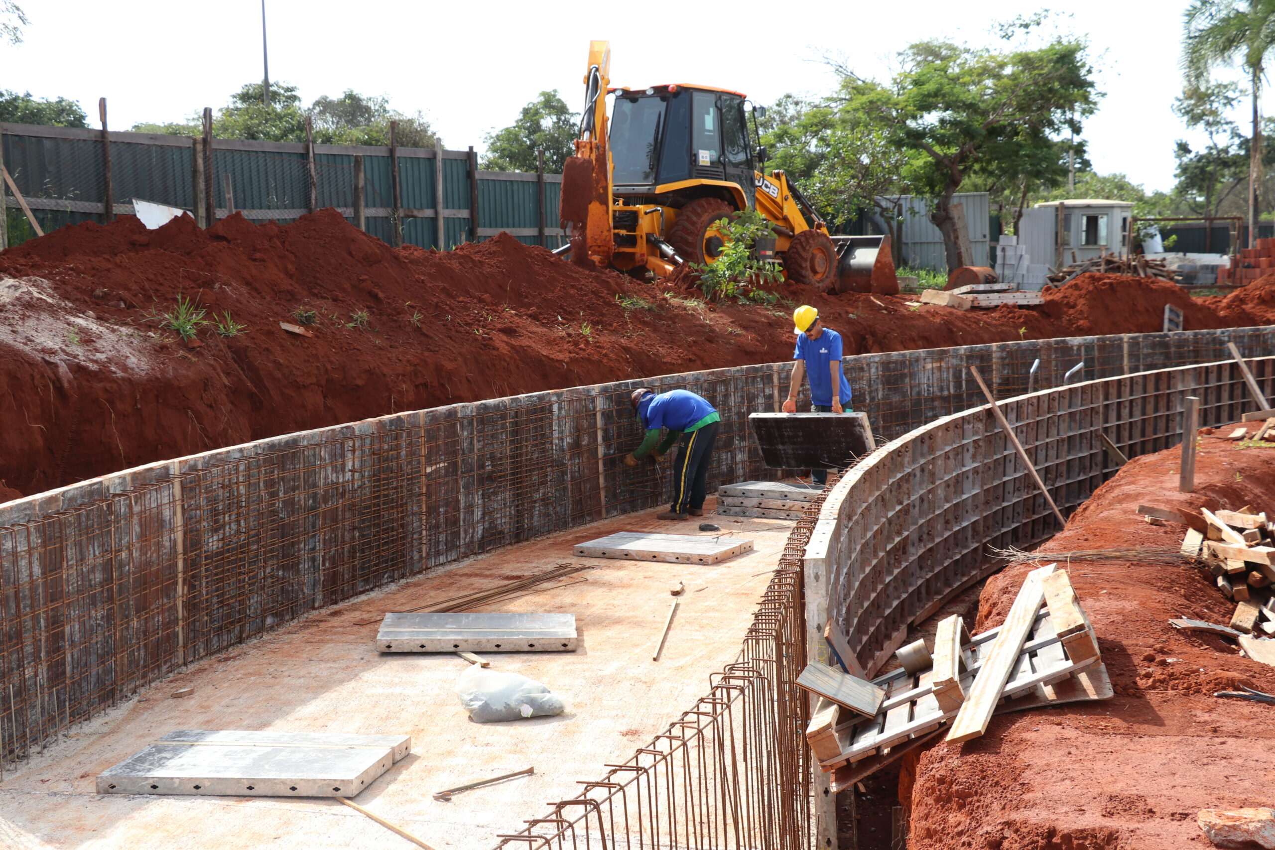 Reforma da Piscina com Ondas avança com instalação hidráulica