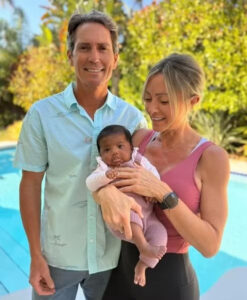 Pais biológicos abrem mão de bebê trocado em fertilização nos EUA