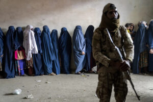 Talibã prende 30 mulheres no Afeganistão por violar hijab, alerta ONU