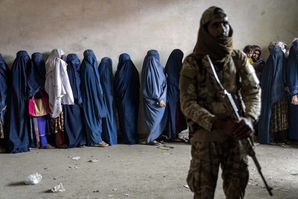 Talibã prende 30 mulheres no Afeganistão por violar hijab, alerta ONU