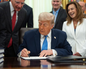 Trump sanciona lei orçamentária de US$ 70 bilhões para financiar o ICE