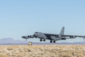 Avião bombardeiro cai logo após decolar de base aérea nos EUA