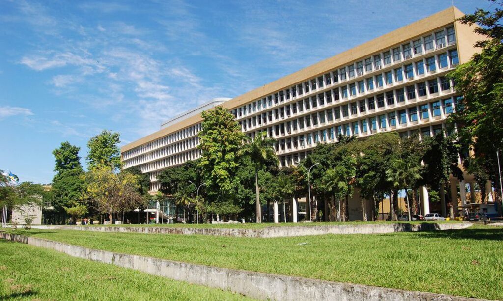 Novo modelo da UFRJ para importação pode acabar com colapso de insumos em universidades
