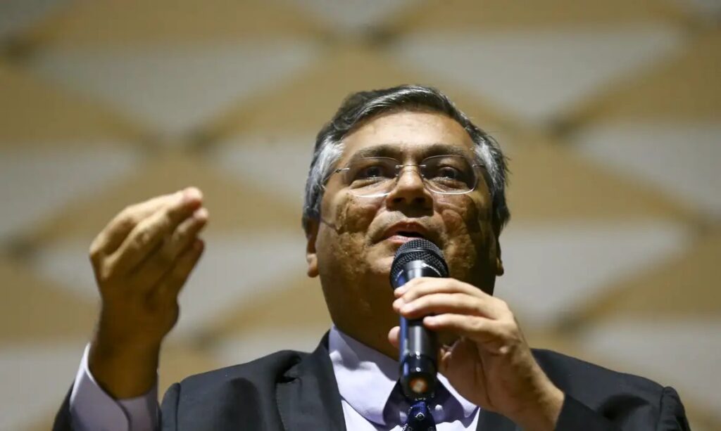 Dino impõe multa diária por falta de transparência em emendas Pix destinadas a setor de eventos