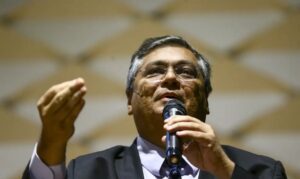 Dino impõe multa diária por falta de transparência em emendas Pix destinadas a setor de eventos