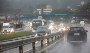 Chuva avança pelo país e deixa capitais do Sudeste em alerta para início da semana