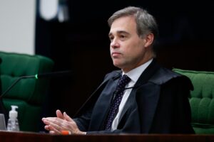 Distritais fazem visita a ministro André Mendonça no STF