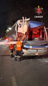 Acidente entre ônibus de turismo e caminhão deixa três feridos na EPIA
