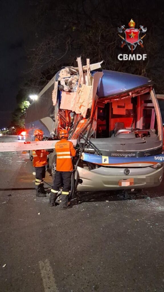 Acidente entre ônibus de turismo e caminhão deixa três feridos na EPIA