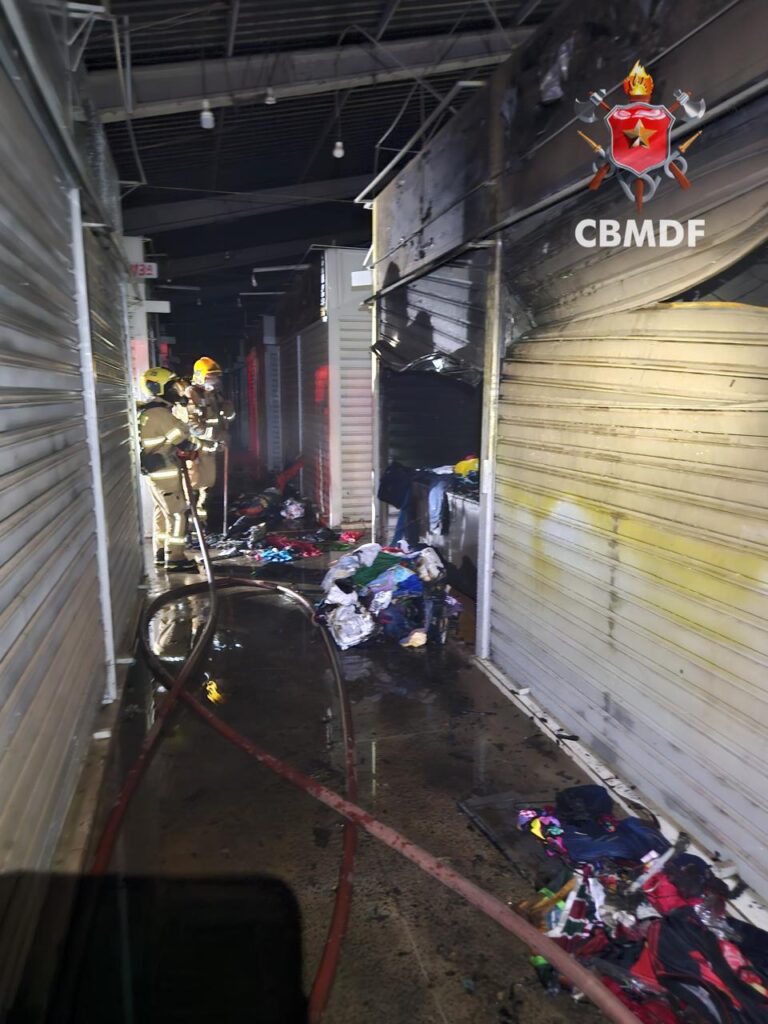 Incêndio atinge quatro boxes da Feira Permanente de São Sebastião durante a madrugada