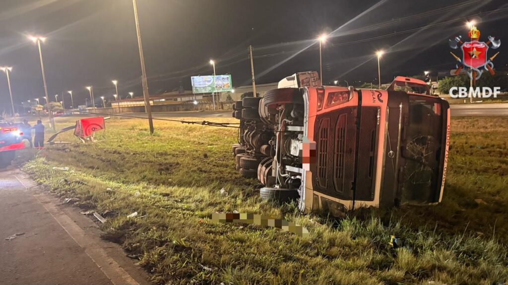 Caminhão tomba na BR-070 e motorista é levado ao hospital em Ceilândia