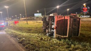 Caminhão tomba na BR-070 e motorista é levado ao hospital em Ceilândia