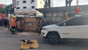 Carro tomba após colisão com SUV no SIA e mobiliza equipes do Corpo de Bombeiros