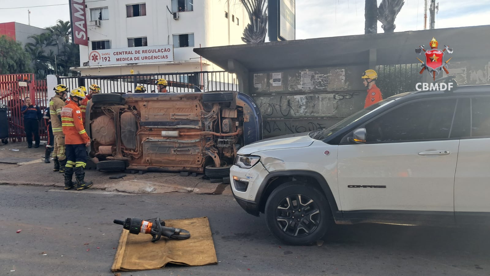 Carro tomba após colisão com SUV no SIA e mobiliza equipes do Corpo de Bombeiros