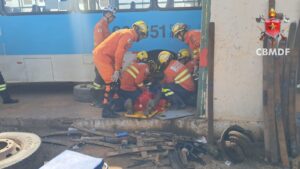 Trabalhador é resgatado após ficar preso sob ônibus durante manutenção em Sobradinho