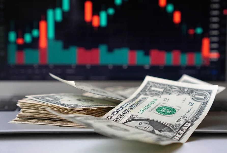 Dólar cai e Bolsa ronda estabilidade com investidores atentos a negociações no Oriente Médio