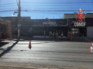 Bombeiros controlam incêndio em hamburgueria em Ceilândia