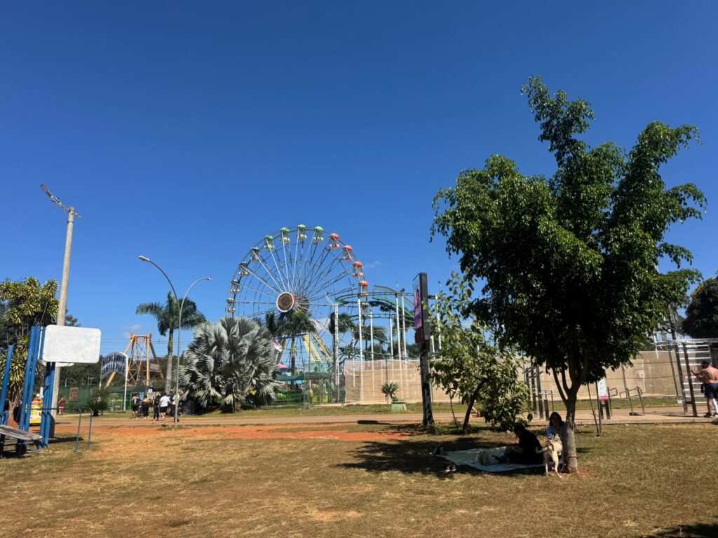 Brasilienses aproveitam feriado no Parque da Cidade