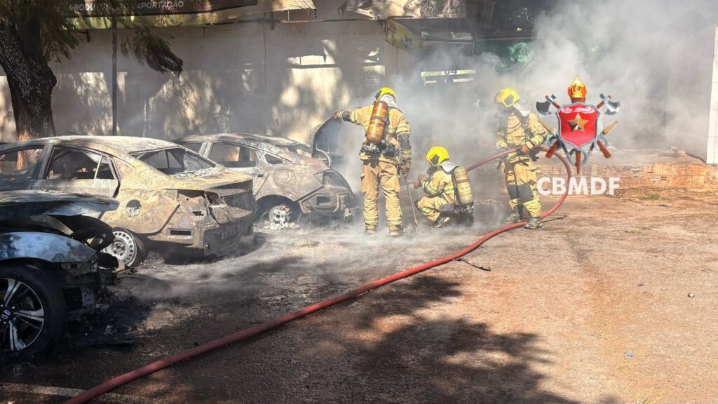Incêndio destrói dois carros próximo à Feira dos Importados