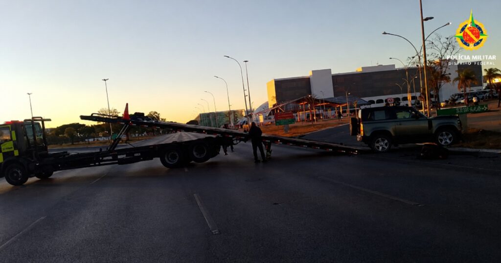 Motorista embriagada bate Land Rover e derruba poste na área central de Brasília
