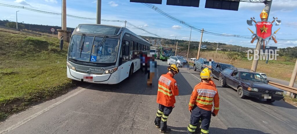 Acidente envolvendo ônibus e quatro carros provoca transtornos no Balão do Torto