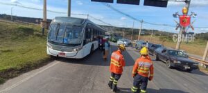 Acidente envolvendo ônibus e quatro carros provoca transtornos no Balão do Torto