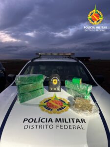Nervosismo em abordagem leva PM a descobrir carga de drogas em mala na DF-120