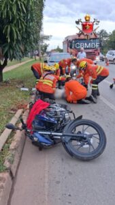 Motociclista fica ferido após colisão com carro no Jardim Botânico