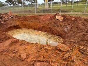 Moradores relatam transtornos após abertura de buraco em obra de Vicente Pires e cobram solução rápida
