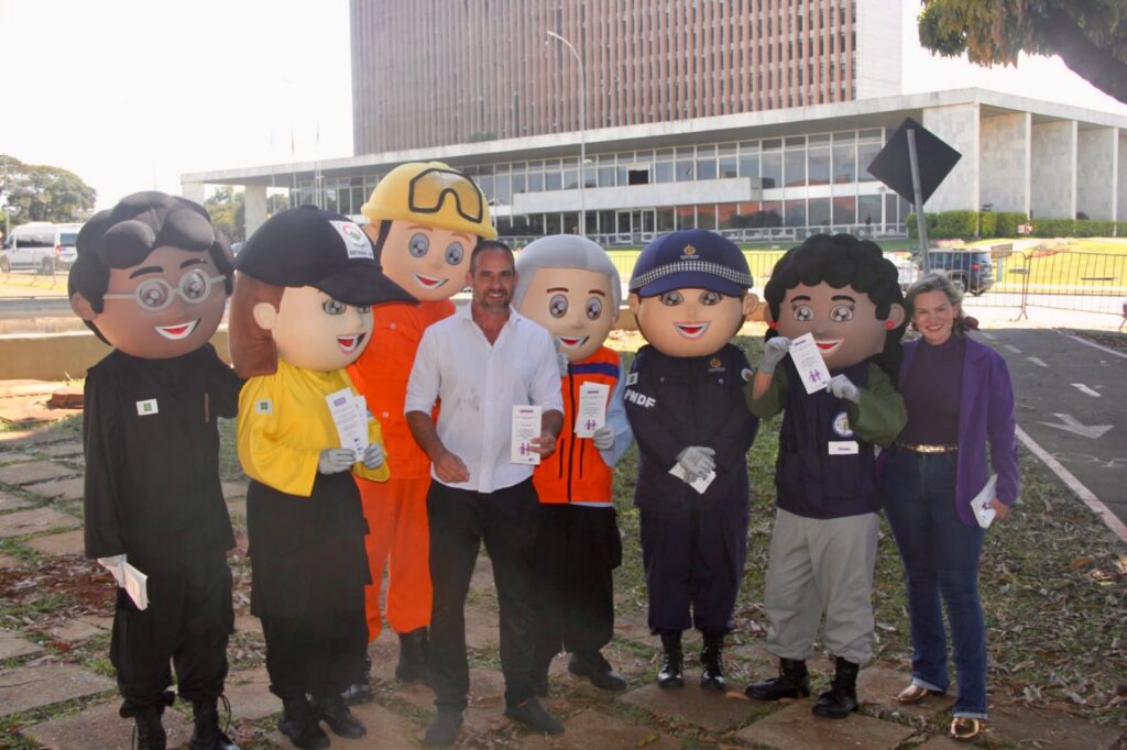 GDF faz blitz educativa contra violência à pessoa idosa na Praça do Buriti