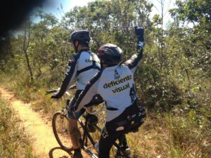 Projeto DV na Trilha promove inclusão de pessoas com deficiência visual por meio do ciclismo