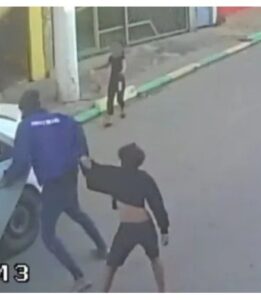 Homem desce de táxi e tenta sequestrar criança