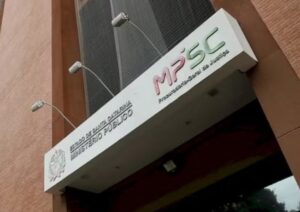 Grupo neonazista denunciado à Justiça tinha PM e escrivã entre membros