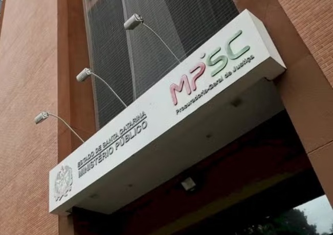 Grupo neonazista denunciado à Justiça tinha PM e escrivã entre membros