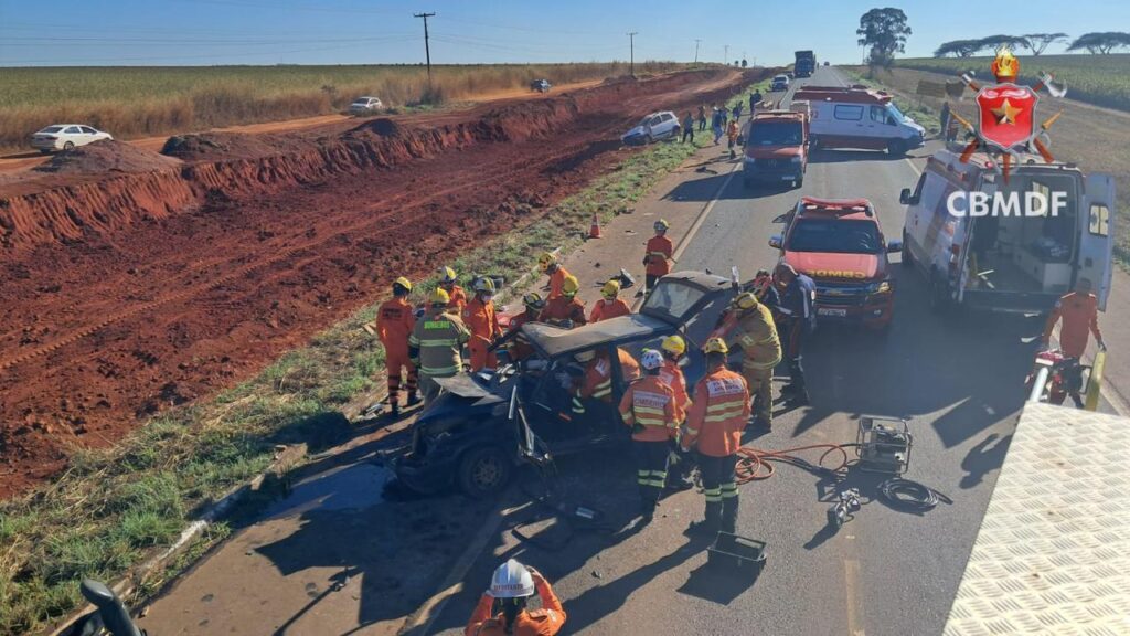 Colisão frontal entre dois veículos deixa feridos graves na DF-100