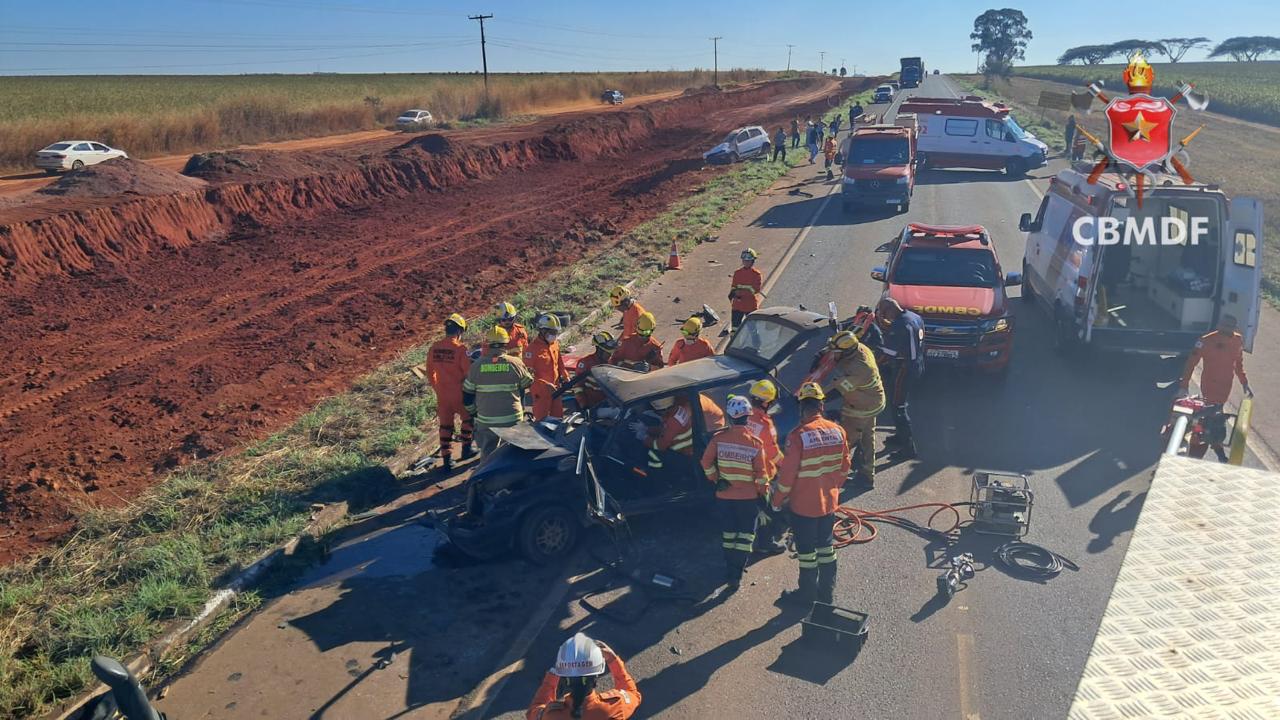 Colisão frontal entre dois veículos deixa feridos graves na DF-100